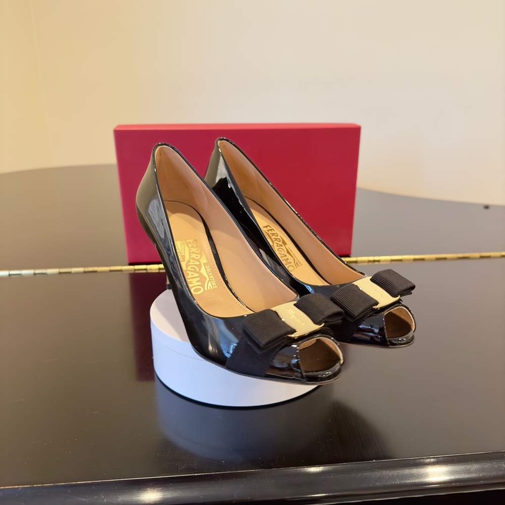 Salvatore Ferragamo NWT Luxury Party Classic RARE Authentic Black Patent Pumps - Picture 9 of 17